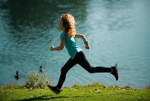 아이들은 공원에서 자연의 여름에 공원에서 스포츠와 초원에서 바다나 호수를 뛰어다니는 — 스톡 사진