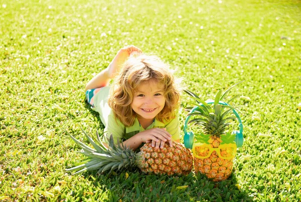 Kind Jongen Met Een Ananas Poseren Zomer Natuur Achtergrond Met — Stockfoto