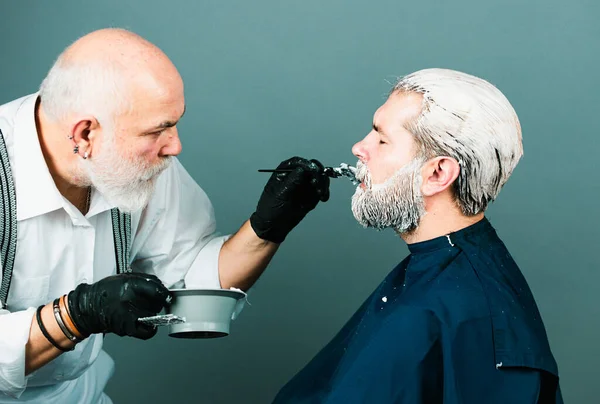 Stylist Mann Mit Haarfärbung Und Pinsel Färbung Haare Salon Prozess — Stockfoto