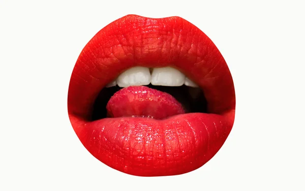 女性の口と白い歯 赤い口紅と舌なめる唇で唇を分離 女性の口を開く — ストック写真