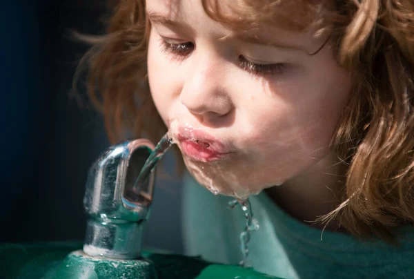 公園内の小さな金髪の少年飲料水の屋外の肖像画 クローズアップ かわいい子供たちの顔 肯定的な感情的な子 喉の渇いた子供たち — ストック写真