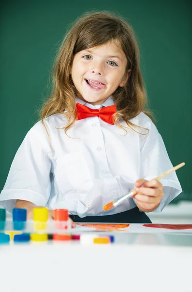 Küçük Kızın Fırça Kullanarak Renkli Boyayla Resim Çizdiği Yakın Plan — Stok fotoğraf