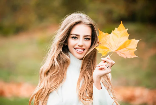 Ein Froher Herbst Junge Blonde Frau Porträt Herbstlicher Farbe — Stockfoto