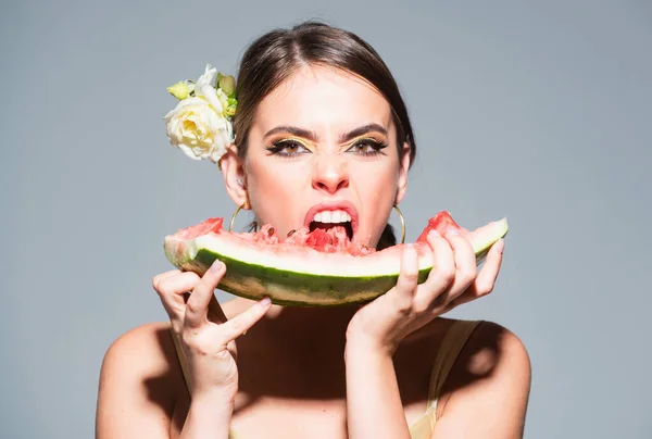 Zomer Portret Vrouw Houdt Een Stuk Watermeloen Emotioneel Gezicht Menselijke — Stockfoto