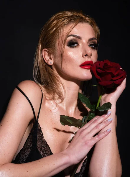 Portrét Ženy Portrétem Atraktivní Ženy Červenou Růží Růžový Květ Tvář — Stock fotografie