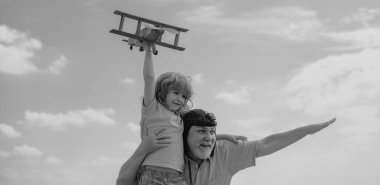 Büyükbaba ve oğlu gökyüzündeki oyuncak uçakla eğleniyorlar. Çocuk uçmayı hayal eder, büyükbabayla mutlu bir çocukluk.