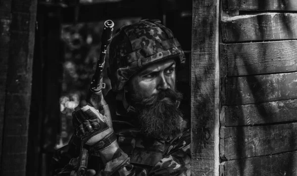 Sotilasoperaatio Ampuminen Rynnäkkökiväärillä Konekiväärillä Hyökäten Vihollisen Kimppuun Armeijan Kuva Armeijan — kuvapankkivalokuva