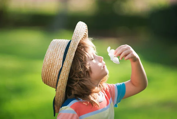 Hasır Şapkalı Şirin Bir Çocuğun Plumeria Çiçeği Kokan Portresi Çocukluk — Stok fotoğraf