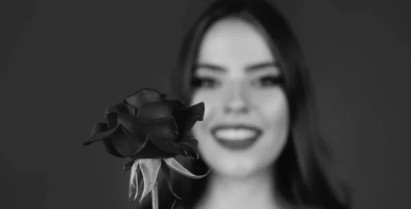 Porträt Einer Frau Mit Einer Rosenblume Schönheit Mode Modell Frau — Stockfoto