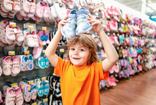 Kind Supermarkt Schuhgeschäft Verkauf Konsum Und Menschen Konzept Kinderschuhe Supermarkt — Stockfoto