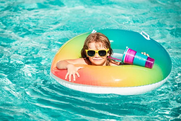 孩子们暑假 夏天的孩子周末 男孩在游泳池 充气橡胶圈水上公园的孩子 — 图库照片