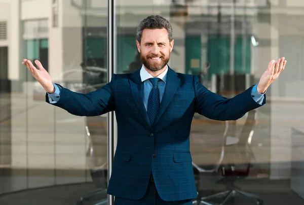 Porträt Einer Erfolgreichen Büroangestellten Klassischen Outfit Glückliche Und Aufgeregte Siegergeste — Stockfoto