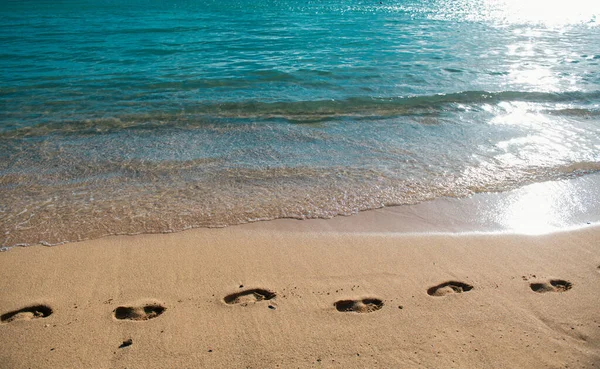 Fußabdrücke Goldenen Sand Fußstapfen Strand Hintergrund Ruhige Schöne Ozeanwelle Sandstrand — Stockfoto