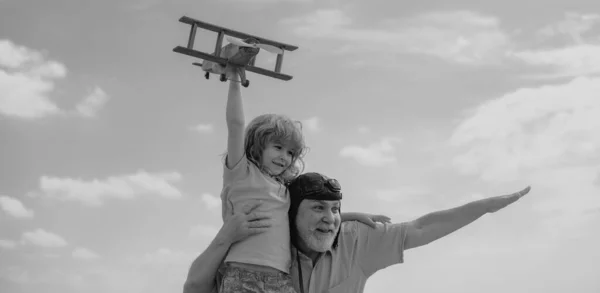Dziadek Syn Bawią Się Samolotem Niebie Dziecko Marzy Lataniu Szczęśliwym — Zdjęcie stockowe