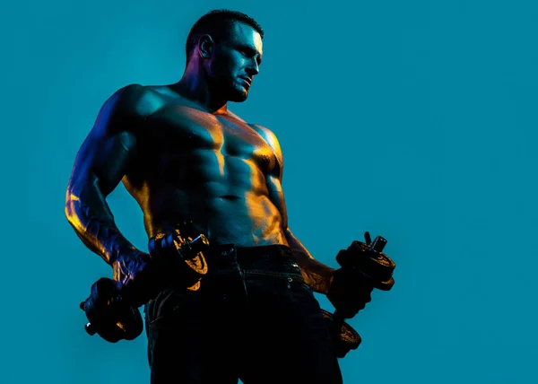 セクシーな筋肉質ボディ 強いフィット男はダンベルで運動 重みを持ち上げる男 裸のヌードトルソ — ストック写真