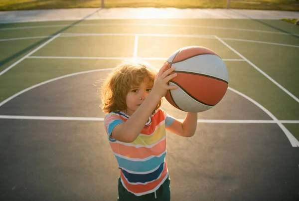 Kid Barn Pojke Spelar Basket Med Korg Boll — Stockfoto