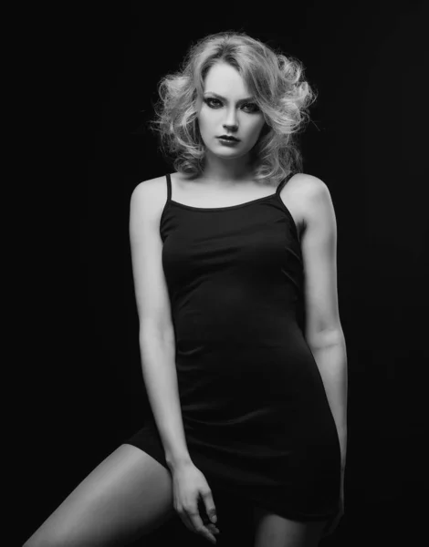 Jonge Vrouw Met Zwarte Make Zwarte Studio Modeportret Mooi Meisje — Stockfoto