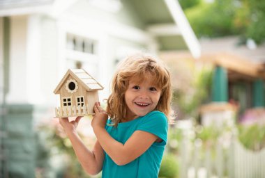 Aile evi sigortası konsepti, ev çocukların elinde. Çocuk ev koruması inşa ediyor.
