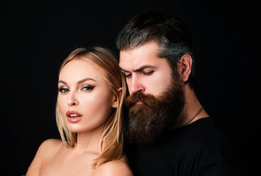 Siyah arka planda şık moda çifti portresi. Siyah arka planda poz veren çekici çift, yakın plan.