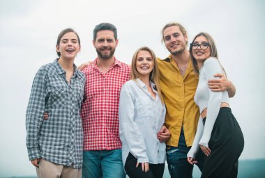 Şirket öğrencileri selfie çeken en iyi arkadaşlar. Bir grup genç, başparmak yukarıda poz veriyor. Çok ırklı iş adamları. Gülümseyen arkadaş grubu gülüyor.