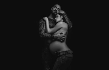 Birbirine aşık, şehvetli aşıklar kucaklaşıp sarılıyorlar.