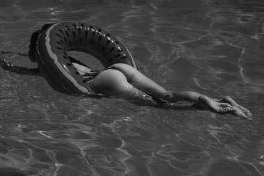 Havuz başında bikinili seksi kız.