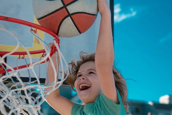 Spännande Rolig Unge Som Spelar Basket Närbild Barnporträtt Roligt Barn — Stockfoto