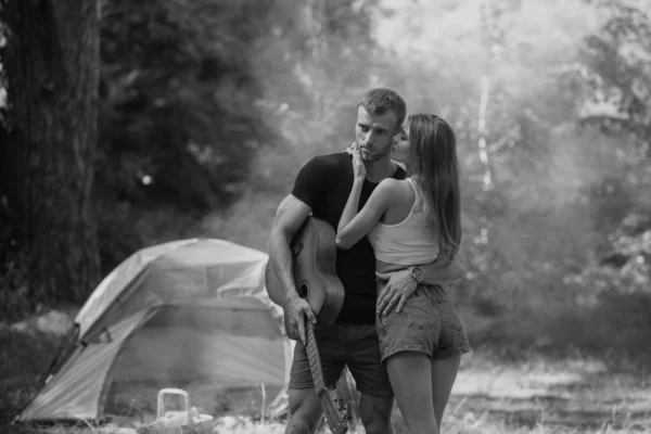 Adore Les Jeunes Coupons Sexy Près Tente Camp Couple Camping — Photo