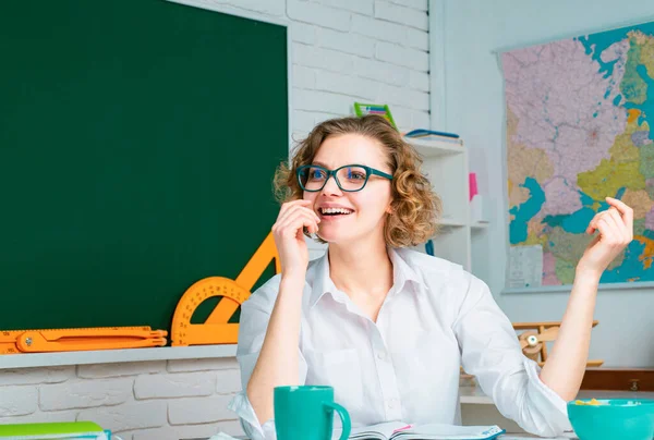 学校の教室で黒板の近くに自信のある女性教師の肖像画 ハッピーティーチャー — ストック写真