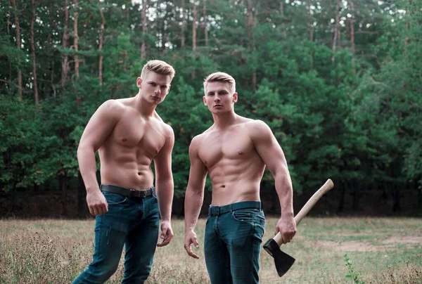 Mužská Síla Dva Svalnatí Sexy Mladíci Nahým Trupem Dřevorubec Brutální — Stock fotografie