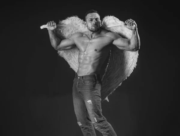 筋肉の強い美しい剥ぎ取られた男性モデルのバレンタイン 天使の翼を持つハンサムな男 バレンタインデー2月14日 — ストック写真