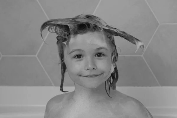 Cara Miúdos Engraçados Champô Para Crianças Criança Engraçada Toma Banho — Fotografia de Stock