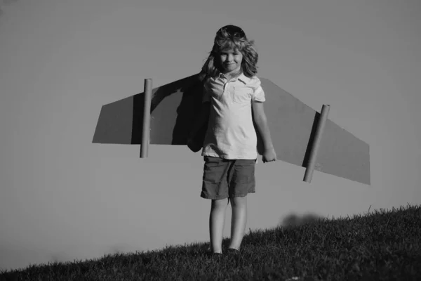 かわいいブロンドの子供の肖像画は 手作りのクラフト紙飛行機の翼でパイロットを再生します 子供たちは夢 創造的 スタートアップのコンセプト — ストック写真