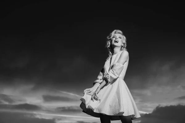 Žena Monroe Šatech Dramatické Obloze Módní Mladý Model Stylových Šatech — Stock fotografie