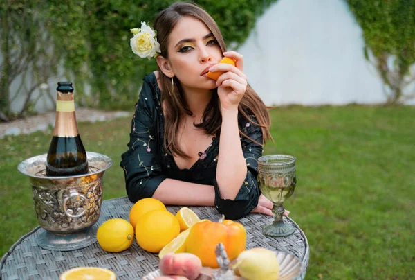 Retrato Verano Una Hermosa Mujer Moda Comiendo Naranja Frutas Sexy —  Fotos de Stock