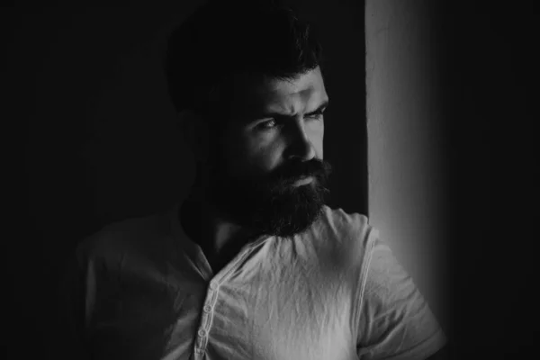 Gölge Erkek Yüzü Ciddi Profil Yüzlü Bir Adamın Yakın Portresi — Stok fotoğraf