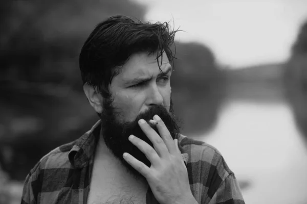 Brutalny Mężczyzna Przystojny Poważny Męski Model Palenia Portret Przystojnego Mężczyzny — Zdjęcie stockowe
