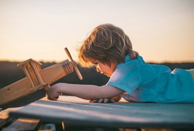 Uçak pilotu yazın seyahat etmeyi hayal ediyor.