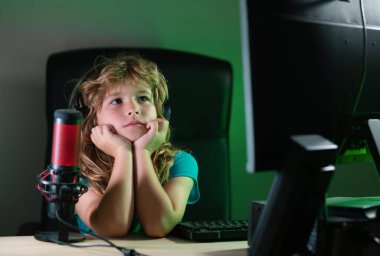 Bilgisayardan video dersi izleyen sevimli anaokulu çocuğu.