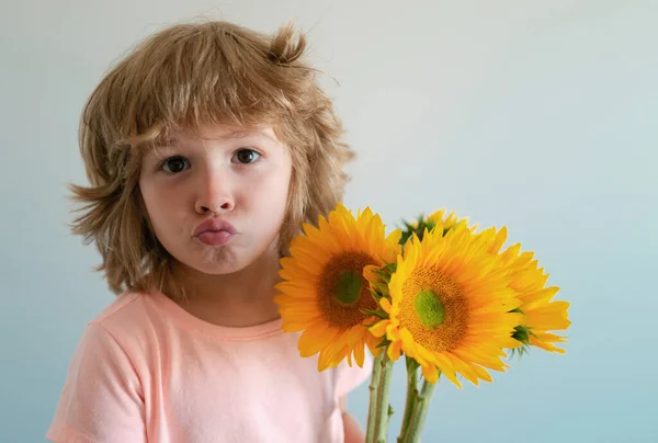 Vtipná Tvář Syna Dítěte Kyticí Slunečnicových Květin Jarní Rodinná Dovolená — Stock fotografie