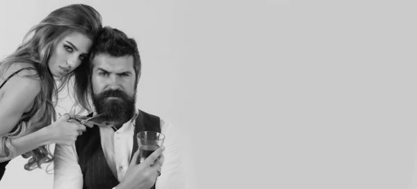 Brodaty Mężczyzna Klasyczną Długą Brodą Pije Whisky Brodaty Mężczyzna Seksowna — Zdjęcie stockowe