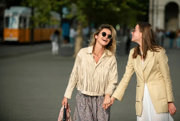 笑着表达积极的情绪走在城市街道上的女孩 在欧洲旅行 最美丽的城市 有趣的假期 浪漫的旅行 — 图库照片