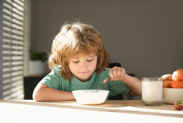 Retrato Niño Lindo Comiendo Sopa Desayunando Almorzando Junto Mesa Casa — Foto de Stock