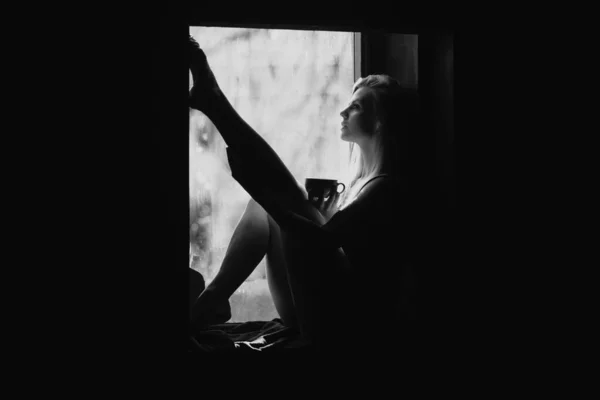 Чуттєва Дівчина Позує Біля Вікна Каву Красива Молода Жінка Вранці — стокове фото