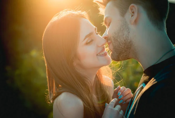 Romantisches Paar Küsst Sich Junges Paar Liebt Sich — Stockfoto