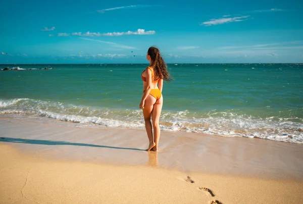 Tropik Plaj Tatil Konsepti Sahilde Yürüyen Kadın Bacakları Seksi Bronz — Stok fotoğraf