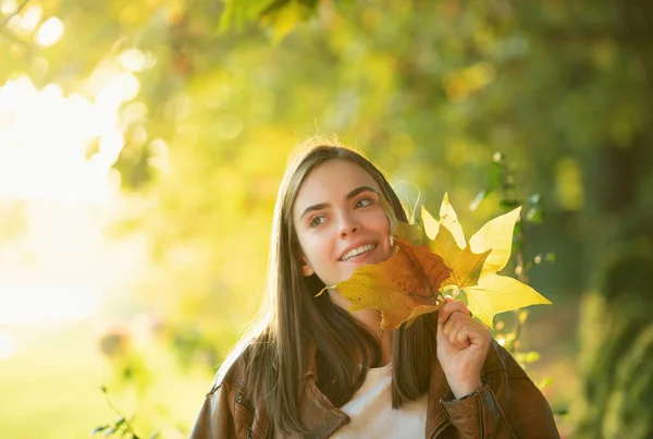 아름다운 여인의 얼굴에 나뭇잎이 — 스톡 사진