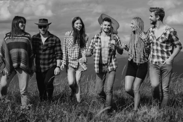 山の中を歩く仲間のハイカーのグループ キャンプ中の若い男性と女性 田舎のハイキング 国の友人のグループは 夏の日に歩く 田舎をハイキングする若者 — ストック写真