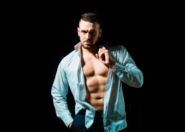 男人脱衣服的衬衫 有肌肉和赤身裸体的性感男人 — 图库照片