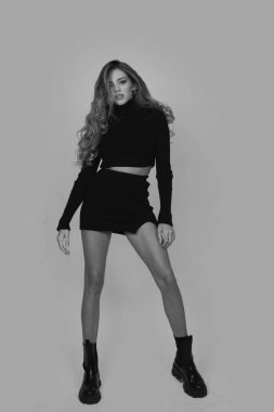 Moda elbiseli moda kadını, modern moda lüks modeli. Güzel bir kız. Moda elbisesi giyer.